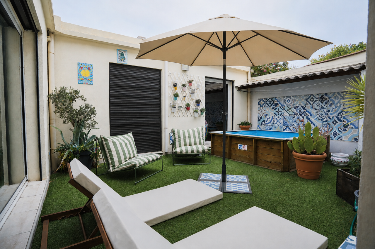 Terrasse meublée avec grand parasol, transat et bassin